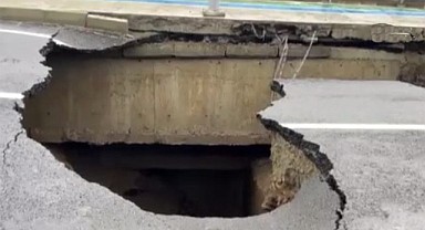 Şiddetli yağış Çayeli ve Güneysu'yu vurdu