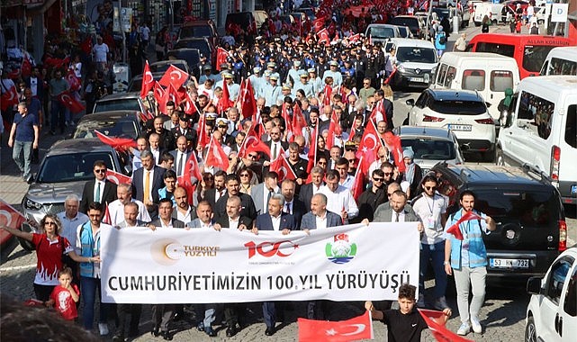 Rize'de 100 metrelik Bayrakla 100. Yıl Yürüyüşü