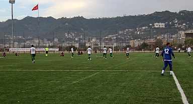 Rize Özel İdaresporlu futbolcular hakem kararını maç esnasında oturarak protesto ettiler