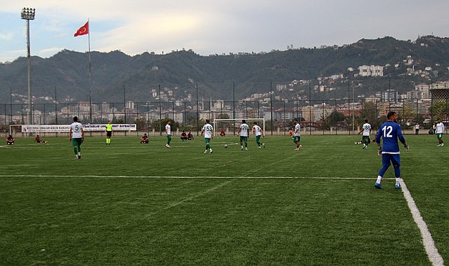 Rize Özel İdaresporlu futbolcular hakem kararını maç esnasında oturarak protesto ettiler