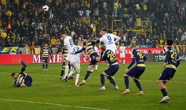 Çaykur Rizespor 1 puanı son saniyelerde aldı