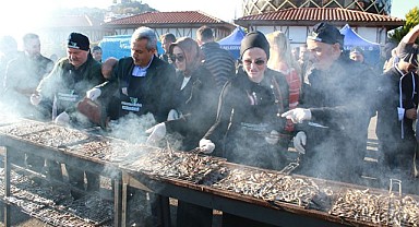 Rize'de 2 ton 53 kilo Hamsi birkaç saatte tüketildi