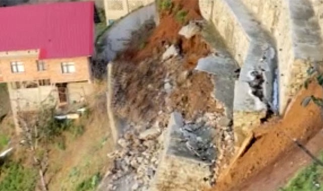 Ardeşen'de istinat duvarı çöktü, 2 ev boşaltıldı