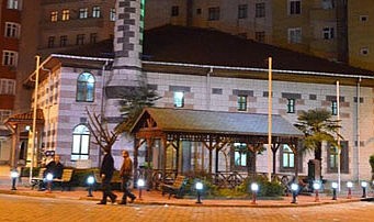 Çayeli'ndeki 305 yıllık caminin çehresi değişti