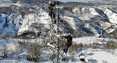 Çoruh EDAŞ, yoğun kar yağışında kesintisiz enerji için sahada