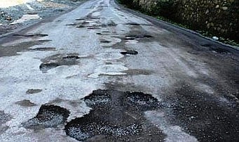 Yollarındaki çukurlara patates ve fidan diktiler