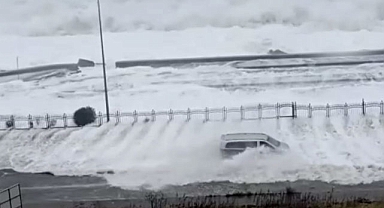 Rize'de dev dalgalar Sahil Yolu'nu vurdu