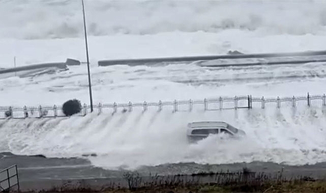 Rize'de dev dalgalar Sahil Yolu'nu vurdu