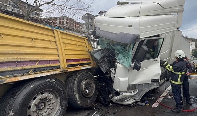 Pazar'da feci kaza! Arıza yapan Tıra arkadan çarptı: 1'i ağır 4 yaralı