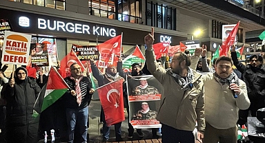 Rize'de Burger King önünde İsrail protesto