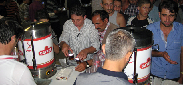 Rize'de 13 günde 13 bin bardak çay dağıtıldı