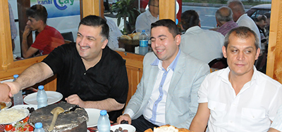 AK Parti Teşkilatı İyidere'de aynı sofrada