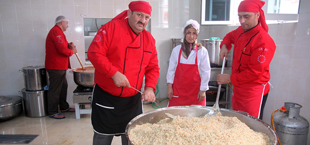 Rize'de binlerce kişinin iftar yemeğini onlar hazırlıyor