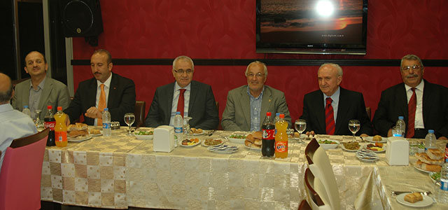 Gültekin'den eski ve yeni meclis üyelerine iftar