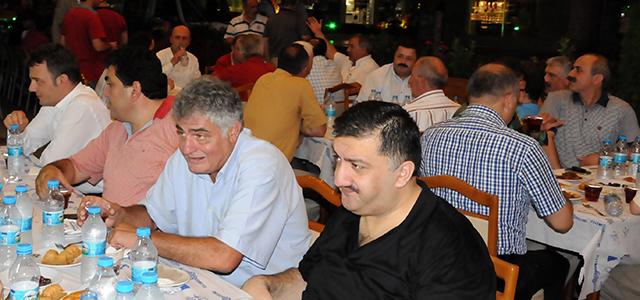 Karal ve Bayraktar esnaf ile iftarını açtı