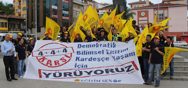 Kamu Emekçileri Rize'de 4+4+4 için meydana indi