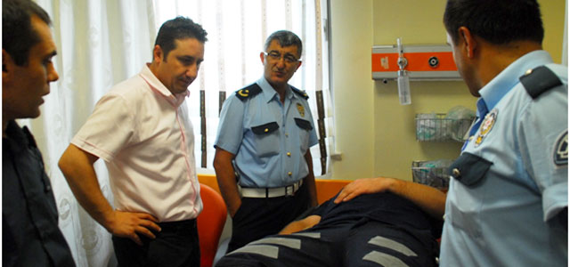 Motosikletli trafik polisi, trafik kazası geçirdi