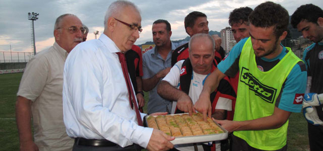 Vali Çakır'dan Rizesporlu futbolculara tatlılı ziyaret