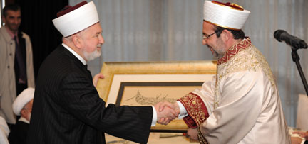 Bosna Müftüsünün cübbesini Diyanet İşleri Başkanı Görmez giydirdi