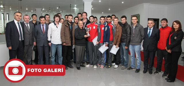 Rektör Yılmaz sporcularını ödüllendirdi