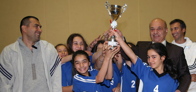 Küçükler Voleybol'da kupayı kaldırdı