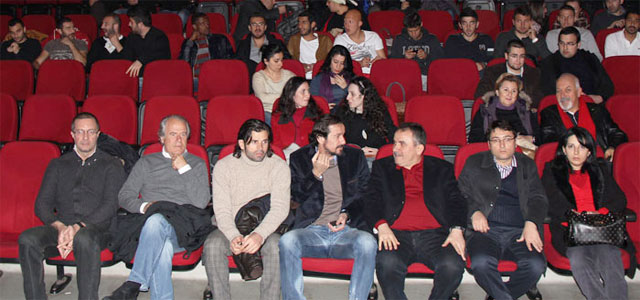 Mustafa Denizli ve futbolcularının tiyatro keyfi