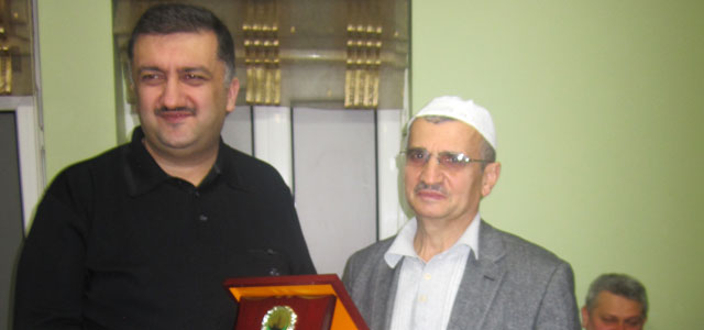 İrşad Vakfından Karal'a Teşekkür Plaketi