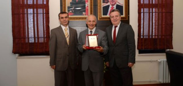 Rektör Yılmaz'a Yenice'den plaket