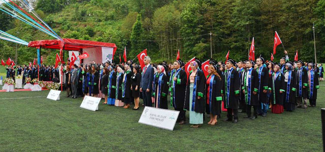 RTEÜ Eğitim Fakültesi mezuniyet rekoru kırdı