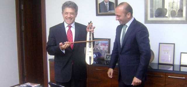 Mataracı'dan Gürcistan Büyükelçisine kemençe hediyesi