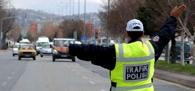 Rize'de aracı durdurulan genç polisi tehdit etti