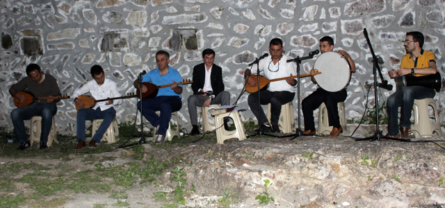 Zil Kale'de türkü şöleni