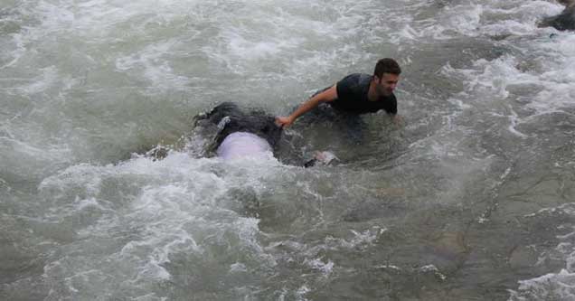 Ağaç budarken dereye düşen kişi öldü