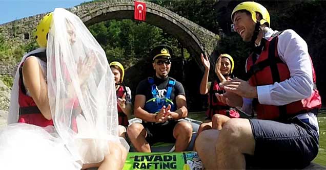 Rize'de genç çiftin nikahı rafting botunda kıyıldı