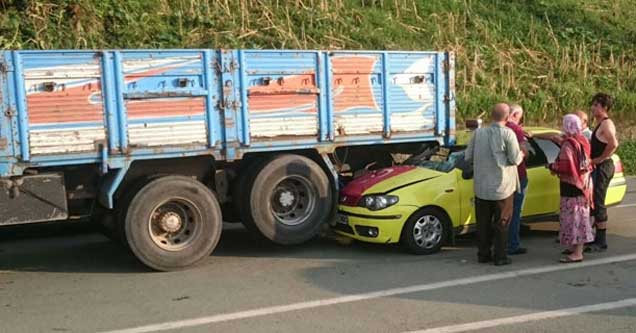 Rize'de ticari taksi çay kamyonuna çarptı