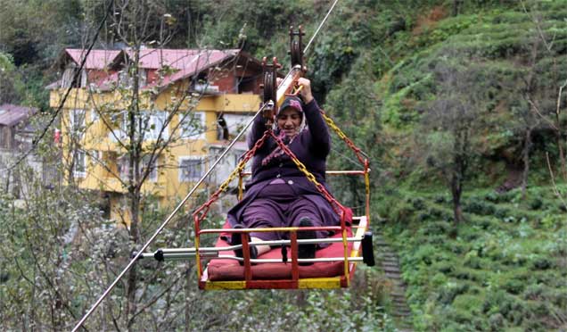 Rize'de yaşlı kadınların yol çilesi