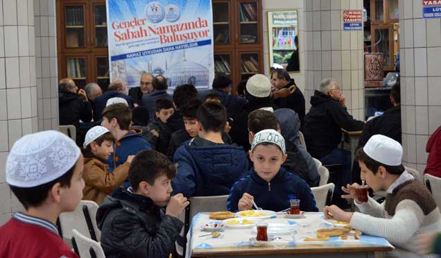 Rize'de gençler sabah namazlarında buluşuyor