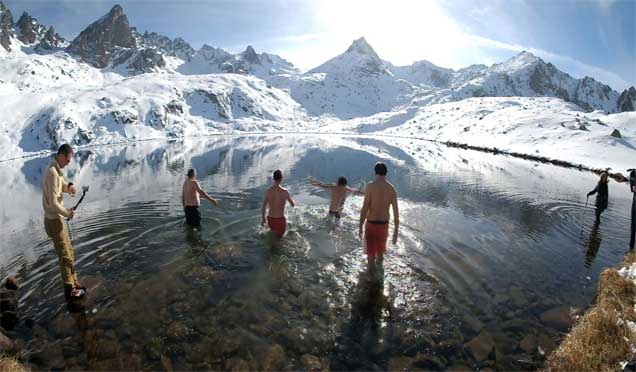 Rize'de dondurucu soğuğa rağmen yüzme keyfi