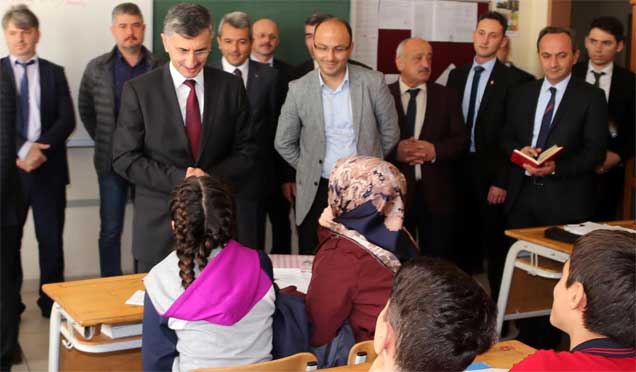 Vali Bektaş, Rize'nin en başarılı okulunu ziyaret etti