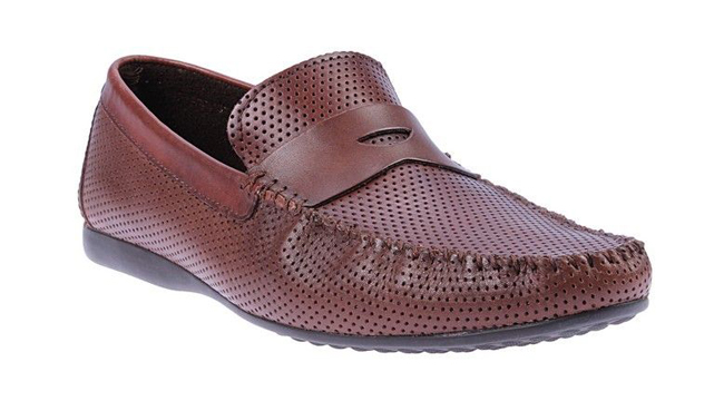 Değişik modellerdeki erkek ayakkabıları