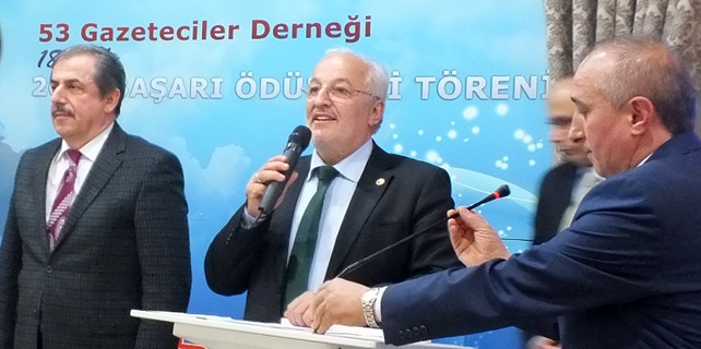 Ödül alamayan Milletvekili törende sitem etti