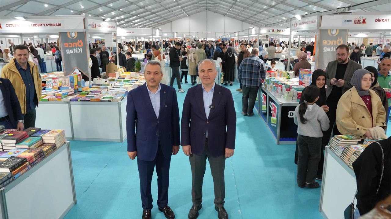 3. Rize Kitap Fuarı’nda Ünlü Yazarlar Okurlarıyla Buluştu