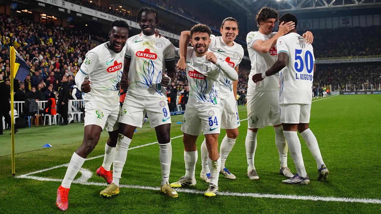 Kadıköy'de 90+8'de 10 Kişilik Rizespor Şampiyonluk Yarışına Balta Vurdu