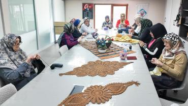 Rize’de Kadınlar Hem Öğreniyor Hem Üretiyor